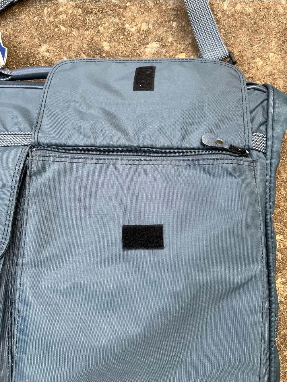 American Tourister Navy Garment Bag with Shoulder Strap Great condition.